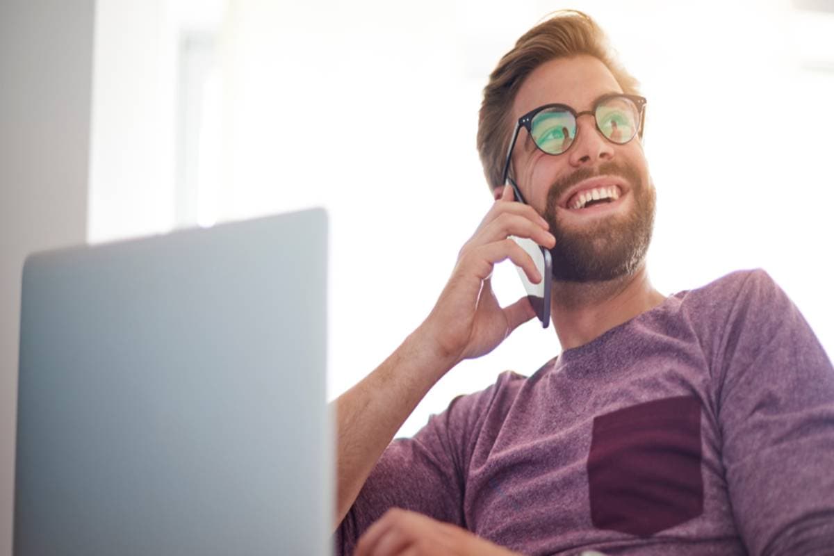 Människa pratar i telefon