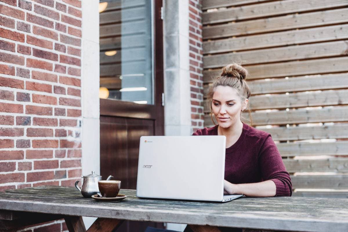 Människa sitter vid laptop