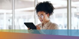 Kvinna med surfplatta