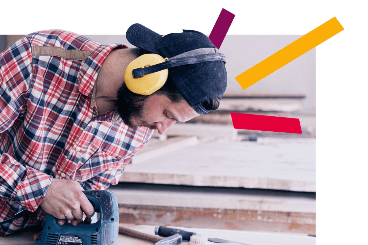 Man med hörselkåpor som arbetar