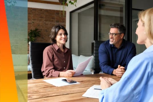 Tre personer i möte