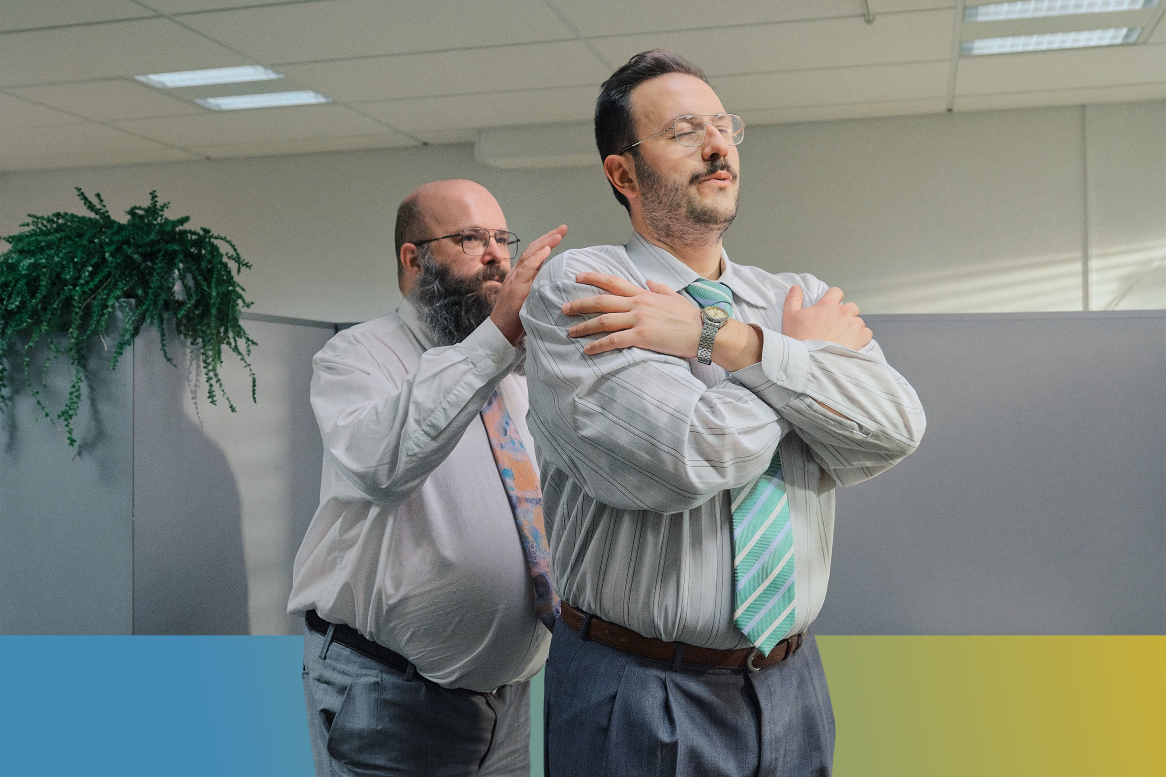 Två män i gammal kontorsmiljö som utför trustfall